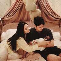 7 Potret Manis Alyssa Daguise & Al Ghazali Rayakan 1 Bulan Baby Soleil