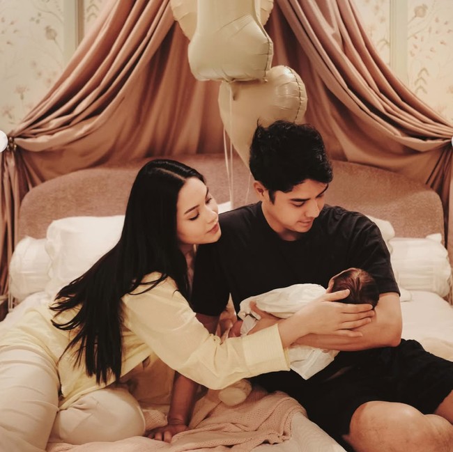 7 Potret Manis Alyssa Daguise & Al Ghazali Rayakan 1 Bulan Baby Soleil