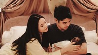 7 Potret Manis Alyssa Daguise & Al Ghazali Rayakan 1 Bulan Baby Soleil