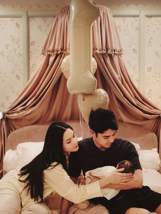 7 Potret Manis Alyssa Daguise & Al Ghazali Rayakan 1 Bulan Baby Soleil