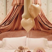 Kamar baby Soleil tampak sudah dihias sederhana dengan balon berbentuk angka 1 dan hati berwarna coklat. Boneka-boneka kelinci milik baby Soleil juga tampak berjejer menemani. Foto: Instagram/@alyssadaguise