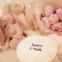 Alyssa dan Al juga sudah menyiapkan kue spesial untuk putri tercinta. Kue tersebut tampak simpel berhias tulisan ‘Soleil’s 1 Month’ dan gambar matahari, sesuai dengan arti namanya. Foto: Instagram/@alyssadaguise