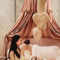 Penampilan Alyssa yang tetap cantik setelah 1 bulan melahirkan juga tak kalah curi atensi. Wajahnya tetap fresh dengan pulasan makeup tipis. Foto: Instagram/@alyssadaguise