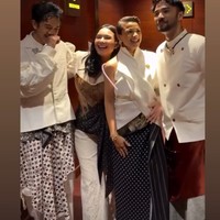 Amanda tampil kompak bersama para pemain lain, seperti Nirina Zubir, Refal Hady, dan I Gede Agus Iwan Saputra Kori. Keempatnya terlihat mengenakan busana putih dengan unsur tradisional. Foto: Instagram/@amandamanopo