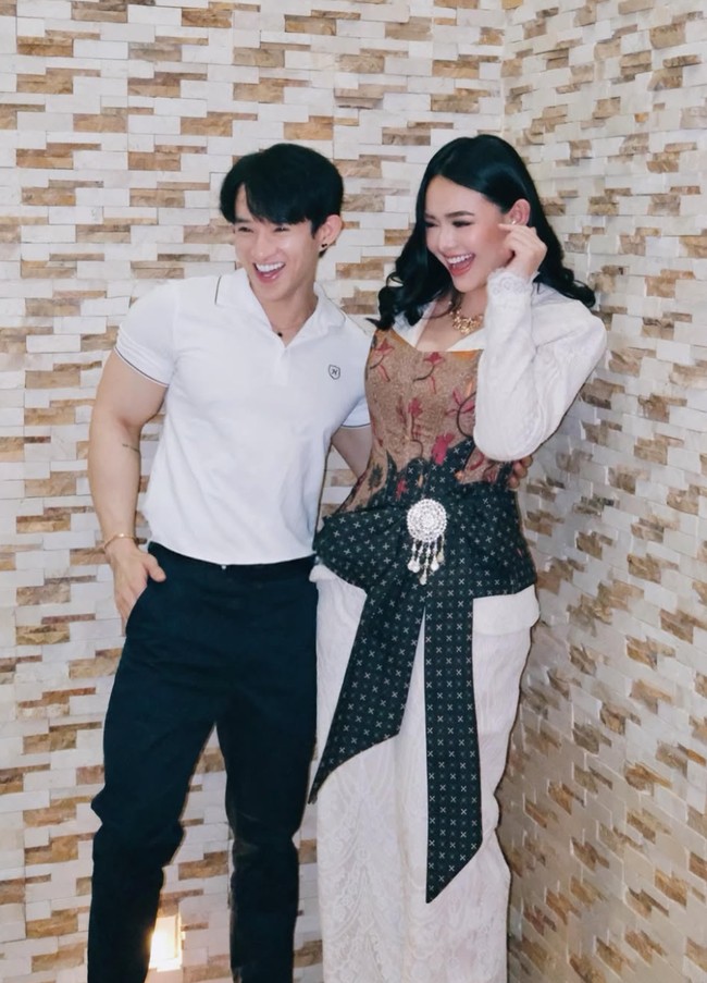 Amanda tampil dengan atasan lengan panjang kerah tinggi dipadukan dengan celana panjang putih dari desainer @ohayosarah. Penampilannya itu dipadukan dengan bustier batik coklat. Foto: Instagram/@bellyiverzon