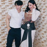Amanda tampil dengan atasan lengan panjang kerah tinggi dipadukan dengan celana panjang putih dari desainer @ohayosarah. Penampilannya itu dipadukan dengan bustier batik coklat. Foto: Instagram/@bellyiverzon