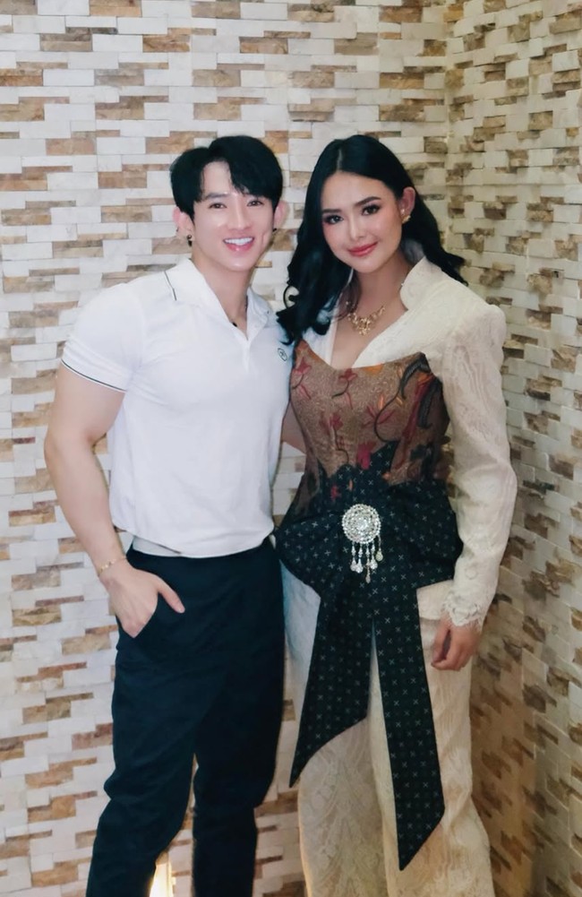 Penampilan Amanda juga dibagikan oleh fashion stylistnya, Belly Iverzon ke Instagram. Yang tak kalah jadi sorotan ialah perut Amanda yang tampak sudah kembali langsing. Foto: Instagram/@bellyiverzon