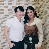 Penampilan Amanda juga dibagikan oleh fashion stylistnya, Belly Iverzon ke Instagram. Yang tak kalah jadi sorotan ialah perut Amanda yang tampak sudah kembali langsing. Foto: Instagram/@bellyiverzon