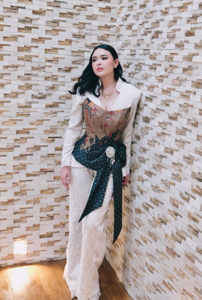 Amanda diketahui melahirkan putra pertamanya yang diberi nama Zac pada 6 Juni 2026. Meski baru 1 minggu setelah melahirkan, tubuhnya sudah terlihat kembali mengecil. Foto: Instagram/@bellyiverzon