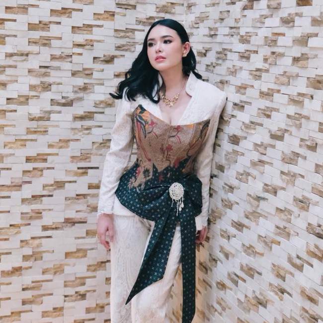 Amanda Manopo Kembali Tampil Usai 1 Minggu Lahiran, Perut Langsingnya Disorot