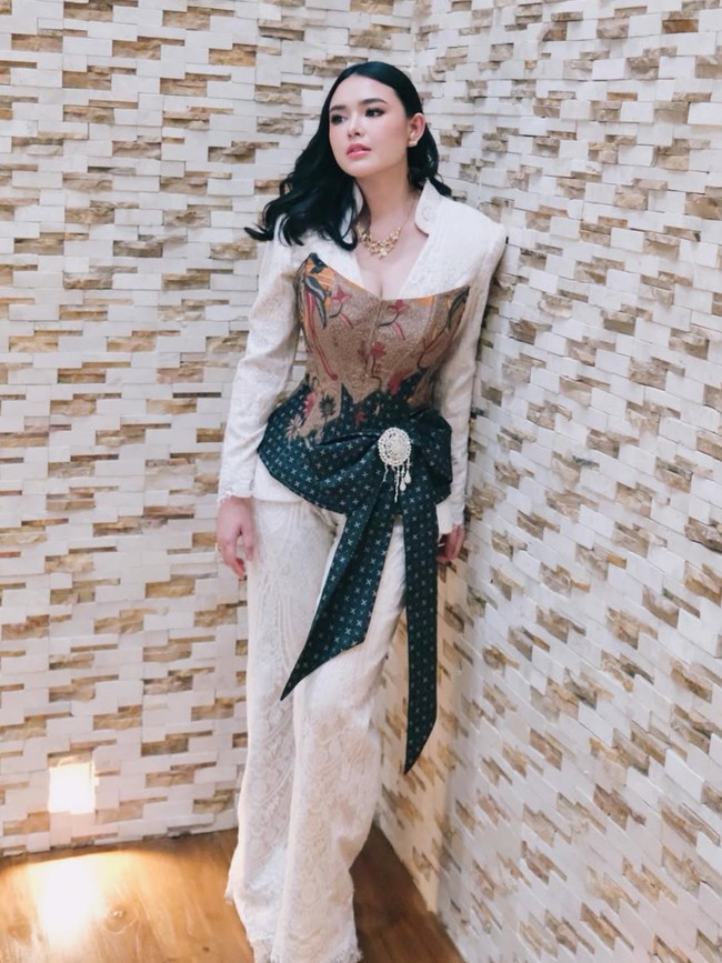 Amanda Manopo Kembali Tampil Usai 1 Minggu Lahiran, Perut Langsingnya Disorot
