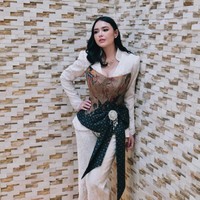 Penampilan Amanda terlihat semakin memukau dengan pulasan riasan glam look dipadukan lipstik peach nude. Rambutnya dibiarkan terurai dengan bagian bawah yang dikeriting. Foto: Instagram/@bellyiverzon
