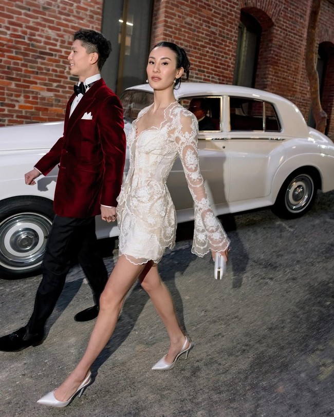 Sebanyak 13 look yang dibantu oleh stylist Carrie Lauren Goldberg datang dari brand-brand high end kenamaan, mulai dari Chanel, Dior, Viviane Westwood hingga Schiaparelli.Foto: Instagram @voguewedding