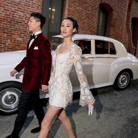 Sebanyak 13 look yang dibantu oleh stylist Carrie Lauren Goldberg datang dari brand-brand high end kenamaan, mulai dari Chanel, Dior, Viviane Westwood hingga Schiaparelli.Foto: Instagram @voguewedding