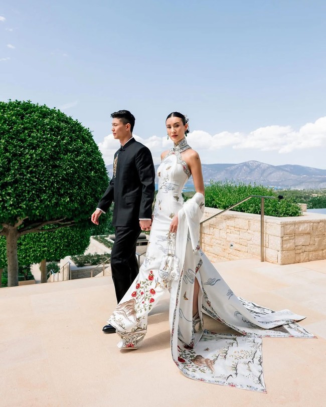 Dilansir Vogue, Ann dan Brandon menggelar dua kali pernikahan. Keduanya menyiapkan 13 tampilan haute couture yang dipilih sesuai tema masing-masing perayaan.Foto: Instagram @voguewedding