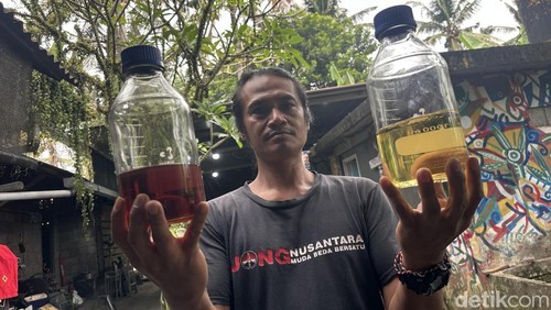 Bahan bakar hasil konversi mesin pirolisis yang memerlukan waktu sekitar 3 jam untuk menghasilkan 10 liter bahan bakar dari sampah plastik, Jumat (12/6/2026). (Agus Eka/detikBali)