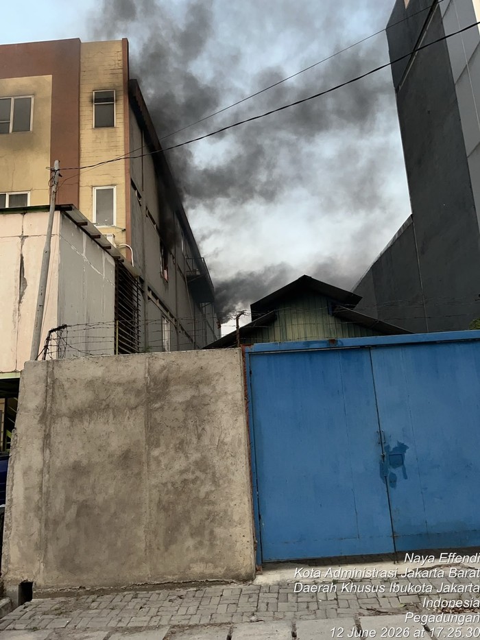 Bangunan gudang di Kalideres, Jakarta Barat (Jakbar) terbakar. Petugas pemadam kebakaran (damkar) masih berjibaku memadamkan si jago merah. (dok Damkar DKI)