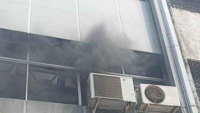 Bangunan rumah toko (ruko) di Kemayoran, Jakarta Pusat (Jakpus) dilanda kebakaran. Petugas pemadam kebakaran (damkar) masih berupaya memadamkan api. (dok Damkar DKI)