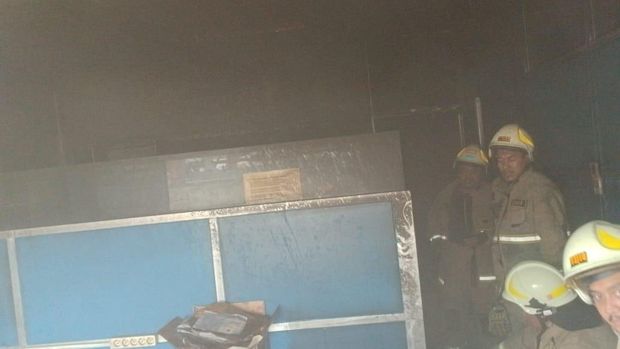 Bangunan rumah toko (ruko) di Kemayoran, Jakarta Pusat (Jakpus) dilanda kebakaran. Petugas pemadam kebakaran (damkar) tetap berupaya memdamkan api. (dok Damkar DKI)
