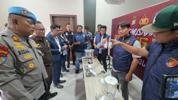 Polres Karimun memusnahkan barang bukti narkoba, salah satunya vape liquid mengandung etomidate yang diselundupkan anggota Polresta Barelang Berinisial J.
