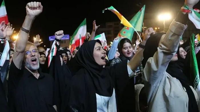 Ribuan orang berkumpul di Lapangan Revolusi, Teheran, pada 30 Mei 2026, memprotes serangan yang dilancarkan AS dan Israel terhadap Iran.