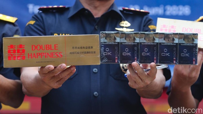 Bea Cukai Bongkar Modus Licik, Jutaan Rokok Ilegal Diselundupkan Lewat Truk Pakan Aparat Bea Cukai kembali menggagalkan upaya penyelundupan rokok terlarangan dalam jumlah besar di jalur penyeberangan Merak–Bakauheni. Dalam pengungkapan terbaru, petugas menemukan jutaan batang rokok tanpa pita cukai nan disamarkan di dalam truk bermuatan pakan ternak untuk menghindari pemeriksaan.