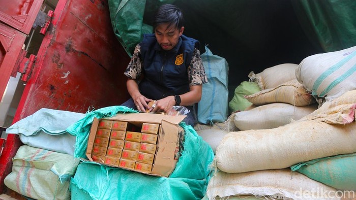 Bea Cukai Bongkar Modus Licik, Jutaan Rokok Ilegal Diselundupkan Lewat Truk Pakan Aparat Bea Cukai kembali menggagalkan upaya penyelundupan rokok terlarangan dalam jumlah besar di jalur penyeberangan Merak–Bakauheni. Dalam pengungkapan terbaru, petugas menemukan jutaan batang rokok tanpa pita cukai nan disamarkan di dalam truk bermuatan pakan ternak untuk menghindari pemeriksaan.