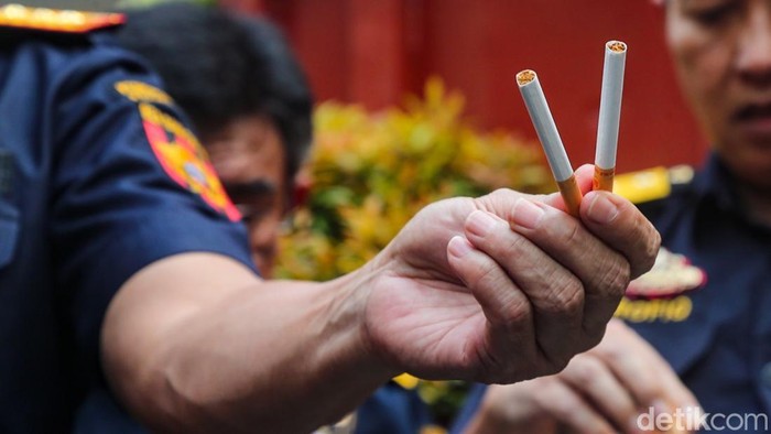 Bea Cukai Bongkar Modus Licik, Jutaan Rokok Ilegal Diselundupkan Lewat Truk Pakan Aparat Bea Cukai kembali menggagalkan upaya penyelundupan rokok terlarangan dalam jumlah besar di jalur penyeberangan Merak–Bakauheni. Dalam pengungkapan terbaru, petugas menemukan jutaan batang rokok tanpa pita cukai nan disamarkan di dalam truk bermuatan pakan ternak untuk menghindari pemeriksaan.