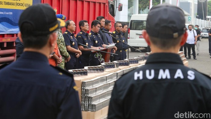 Bea Cukai Bongkar Modus Licik, Jutaan Rokok Ilegal Diselundupkan Lewat Truk Pakan Aparat Bea Cukai kembali menggagalkan upaya penyelundupan rokok terlarangan dalam jumlah besar di jalur penyeberangan Merak–Bakauheni. Dalam pengungkapan terbaru, petugas menemukan jutaan batang rokok tanpa pita cukai nan disamarkan di dalam truk bermuatan pakan ternak untuk menghindari pemeriksaan.