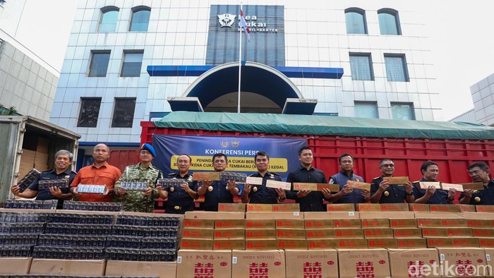 Aparat Bea Cukai kembali menggagalkan upaya penyelundupan rokok terlarangan dalam jumlah besar di jalur penyeberangan Merak–Bakauheni. Dalam pengungkapan terbaru, petugas menemukan jutaan batang rokok tanpa pita cukai nan disamarkan di dalam truk bermuatan pakan ternak untuk menghindari pemeriksaan.