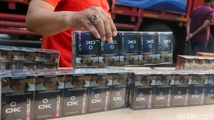Bea Cukai Bongkar Modus Licik, Jutaan Rokok Ilegal Diselundupkan Lewat Truk Pakan Aparat Bea Cukai kembali menggagalkan upaya penyelundupan rokok terlarangan dalam jumlah besar di jalur penyeberangan Merak–Bakauheni. Dalam pengungkapan terbaru, petugas menemukan jutaan batang rokok tanpa pita cukai nan disamarkan di dalam truk bermuatan pakan ternak untuk menghindari pemeriksaan.