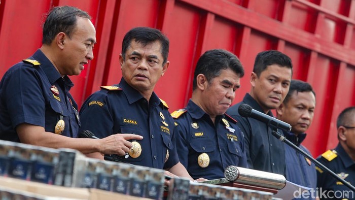 Bea Cukai Bongkar Modus Licik, Jutaan Rokok Ilegal Diselundupkan Lewat Truk Pakan Aparat Bea Cukai kembali menggagalkan upaya penyelundupan rokok terlarangan dalam jumlah besar di jalur penyeberangan Merak–Bakauheni. Dalam pengungkapan terbaru, petugas menemukan jutaan batang rokok tanpa pita cukai nan disamarkan di dalam truk bermuatan pakan ternak untuk menghindari pemeriksaan.