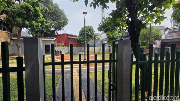 Bocah berusia 6 tahun menjadi korban bullying hingga kejang kesetrum listrik di Taman Kramat, Jakarta Pusat (Jakpus). Taman tersebut kini terpantau ditutup. (Taufiq/detikcom).
