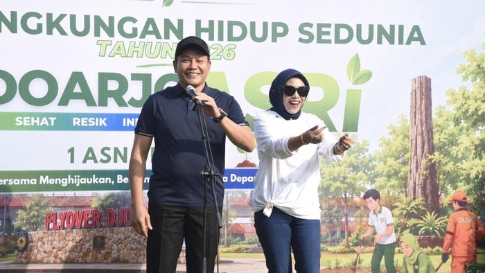 Bupati dan Wabup Sidoarjo saat penanaman pohon