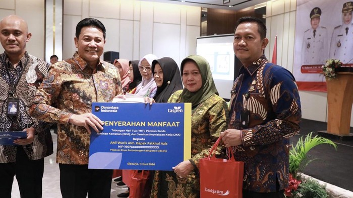 Bupati Subandi saat memberika SK pensiun ke PNS lingkungan Pemkab Sidoarjo