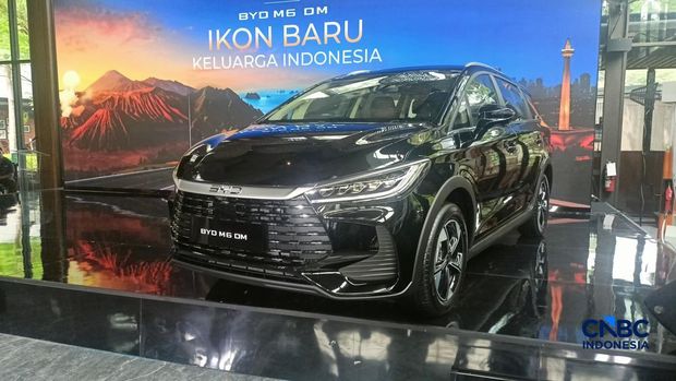 BYD M6 DM dan Operation Director PT BYD Motor Indonesia, Nathan Sun dalam peluncuram harga BYD M6 DM di Senayan, Jaksel, Jumat (12/6/2026). (CNBC Indonesia/Ferry Sandi) BYD M6 DM dan Operation Director PT BYD Motor Indonesia, Nathan Sun dalam peluncuram harga BYD M6 DM di Senayan, Jaksel, Jumat (12/6/2026). (CNBC Indonesia/Ferry Sandi)