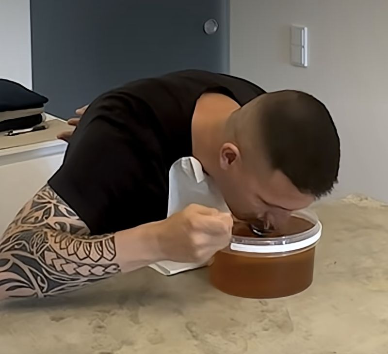 Cuma 1 Menit! Pria Ini Pecahkan Rekor Dunia Habiskan 1 Kg Madu Cuma 1 Menit! Pria Ini Pecahkan Rekor Dunia Habiskan 1 Kg Madu