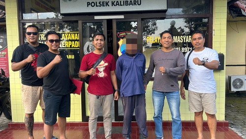 PEW diamankan di Polsek Kalibaru setelah mencuri puluhan besi dari proyek BTS di Desa Suwat, Gianyar, Jumat (12/6/2026).