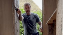Slow Living ala David Beckham, Berkebun dan Cek Kandang Ayam