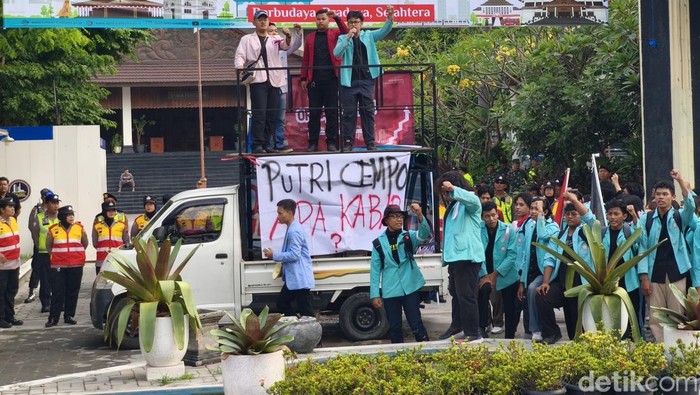 Aksi unjuk rasa BEM Solo Raya di DPRD Solo, Jumat (12/6/2026).