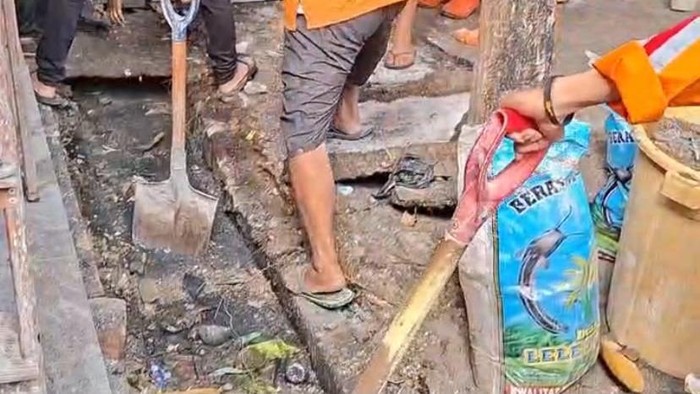 Draninase di bawah bekas tenda warung Pallubasa Serigala Makassar dipenuhi limbah.