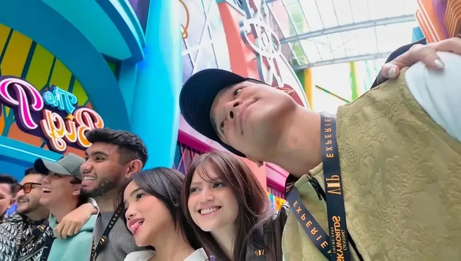 Pose sebelahan bersama para sahabat, Fuji dan Rakin terlihat akrab. Tak hanya dengan Fuji, tampaknya Rakin juga sudah dekat dengan kakak Fuji, Fadly Faisal. Foto: Instagram