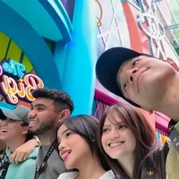 Pose sebelahan bersama para sahabat, Fuji dan Rakin terlihat akrab. Tak hanya dengan Fuji, tampaknya Rakin juga sudah dekat dengan kakak Fuji, Fadly Faisal. Foto: Instagram