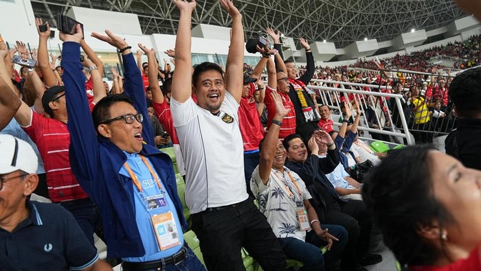 Gubsu Bobby Nasution saat menonton laga Indonesia vs Australia di semifinal Piala AFF U-19