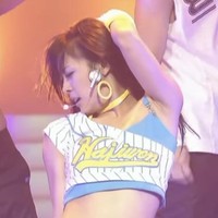 Belakangan Ha Ji Won viral membuat video reaction dari penampilannya di acara musik pada 2003. Di mana ia menyanyikan soundtrack film Reversal of Fortune. Ha Ji Won berjanji akan tampil lagi di acara musik jika video lamanya tembus 1,2 juta views. Foto: dok. Instagram @hajiwon1023