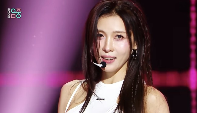 Ha Ji Won menyihir netizen dengan visual awet mudanya di usia 47 tahun. Sang aktris tampil di acara musik menyanyikan lagu Home Run yang kembali viral setelah 23 tahun. Foto: dok. Instagram @hajiwon1023
