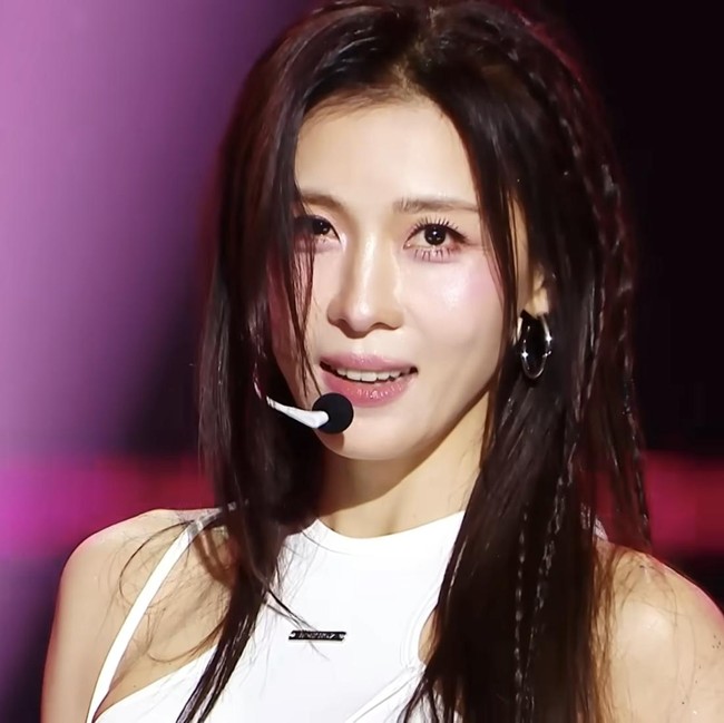 Cantiknya Awet Bak Vampir, Aktris Ha Ji Won Tampil Jadi Idol di Usia 47