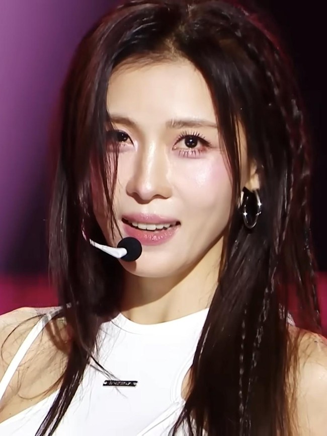 Cantiknya Awet Bak Vampir, Aktris Ha Ji Won Tampil Jadi Idol di Usia 47