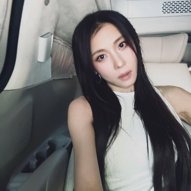 “Unnie, apakah kau yakin kau bukan vampir? Ini benar-benar gila,” “Wajahnya cantik sekali,” “Nggak kaku sama sekali. Bentuk tubuhnya juga luar biasa,” komentar sejumlah netizen mengagumi penampilan Ha Ji Won. Foto: dok. Instagram @hajiwon1023
