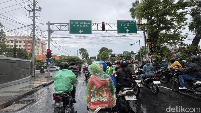 Hujan di Surabaya saat musim kemarau